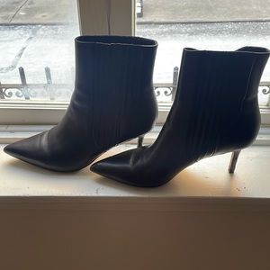 Boots have been worn ONE time. Dog bit one heal (shown in pictures).